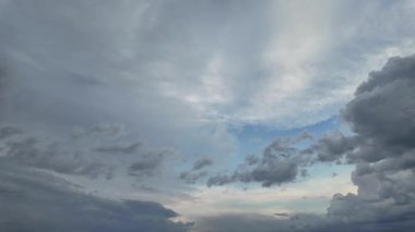 Bulutların zamanı. Gökyüzünde kara bulutlar beliriyor