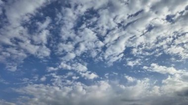 Zaman ayarlı. Beyaz bulutlar kaybolur ve mavi gökyüzü belirir