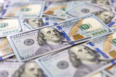 Finansal zenginlik kavramı birçok yüz dolarlık banknotların odak noktasını gösteriyor