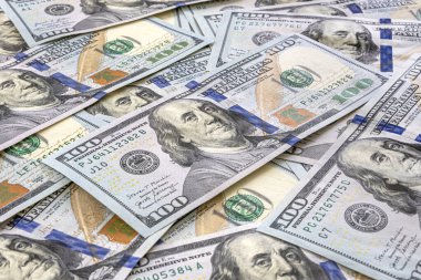 Tek bir banknot işaretli 100 dolarlık banknotlar.