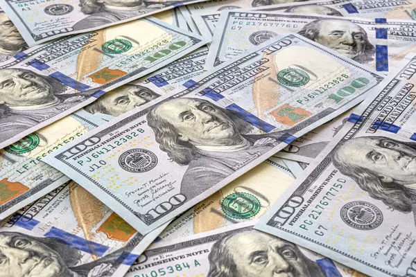 Tek bir banknot işaretli 100 dolarlık banknotlar.