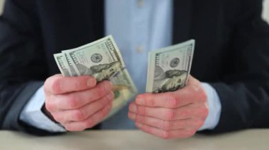 Finans anlaşmasının bir parçası olarak dolar sayan bir işadamı