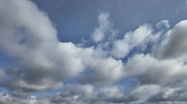 Mavi gökyüzünde hareket eden bulutların zamanı