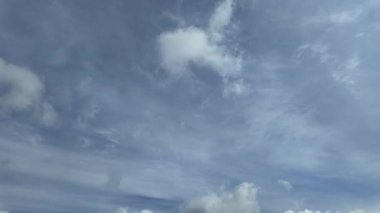 Gökyüzünde zıt yönlerde hareket eden iki bulut katmanı zaman ayarlı 4k