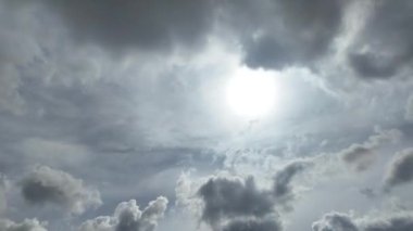 Kara bulutların dramatik zamanlaması, karanlık güneş ışığı