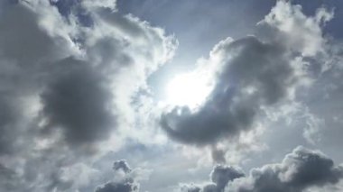 Kara bulutların dramatik zamanlaması güneş ışığını karartıyor. meteoroloji kavramı