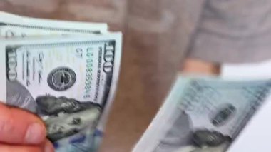 Finans veya iş ortamında dolar sayılıyor