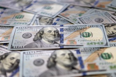 Tek bir banknot işaretli 100 dolarlık banknotlar.