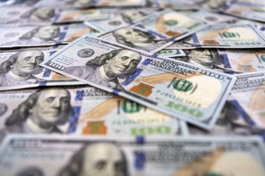 Finansal zenginlik kavramı birçok yüz dolarlık banknotların odak noktasını gösteriyor