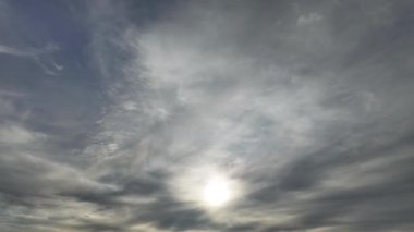 Bulutların dramatik zamanlaması güneş ışığını engelliyor. meteoroloji kavramı