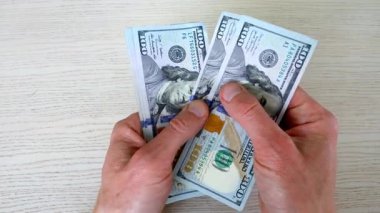 Paraları saymak ve göstermek için elleri kapatın.