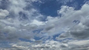 Barışçıl beyaz bulutlar açık mavi gökyüzünde süzülüyor zaman dilimi 4k