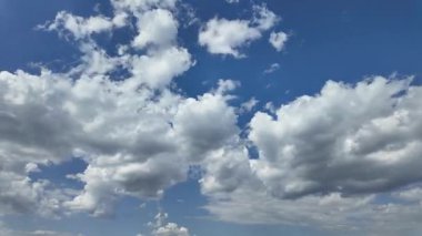 Barışçıl beyaz bulutlar açık mavi gökyüzünde süzülüyor zaman dilimi 4k