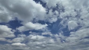Barışçıl beyaz bulutlar açık mavi gökyüzünde süzülüyor zaman dilimi 4k