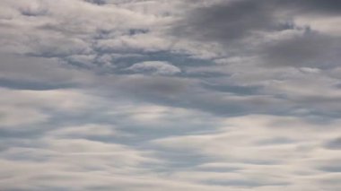 Kasvetli gökyüzünde ilerleyen ağır gri bulutların karanlık ve öngörüsü