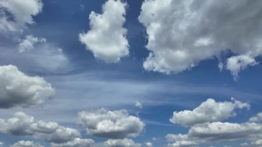 Görkemli bulutlar, canlı mavi gökyüzüne karşı zaman kavramını yitirdi