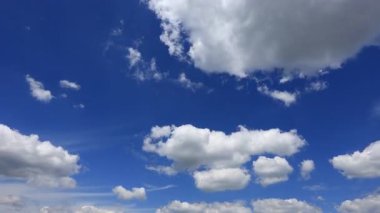 Mavi gökyüzünde hareket eden beyaz bulutların güzel zamanlaması