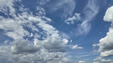 Dinamik zaman dilimi mavi gökyüzünde beyaz bulutların zarif hareketlerini yakalıyor.