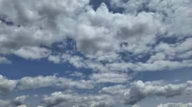 Bulutlar hızla sağa doğru hareket ediyor.