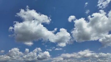 Beyaz kabarık bulutlu doğal gökyüzü arkaplanı zamanlaması