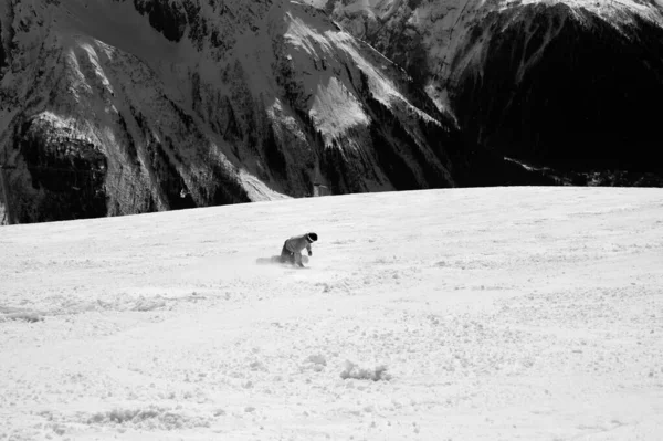 雪人在雪山的高山上滑雪场上下山 高加索山脉 东湾地区 从上面看黑白调图像 — 图库照片