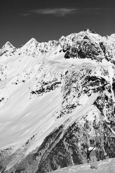 小滑雪者在阳光灿烂的时候在雪山顶上照相 高加索山脉冬季 格鲁吉亚斯瓦涅季地区 黑白调图像 — 图库照片