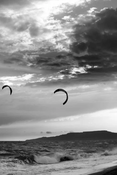 Два Силуэта Воздушных Змеев Закатном Небе Черно Белый Тонированный Пейзаж — стоковое фото