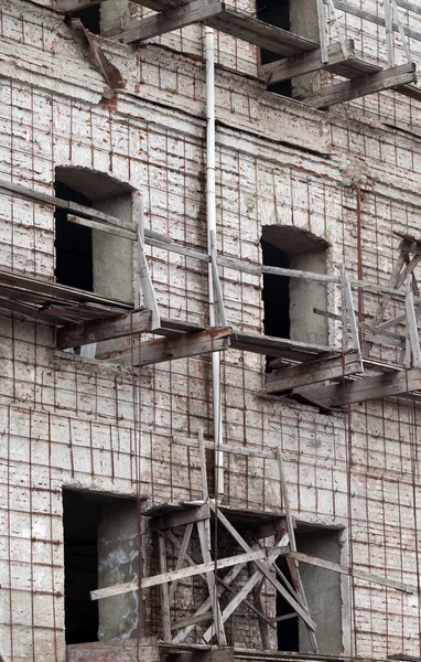 Cihlová Zeď Starého Zničeného Domu Bez Oken Dřevěným Polámaným Lešení — Stock fotografie