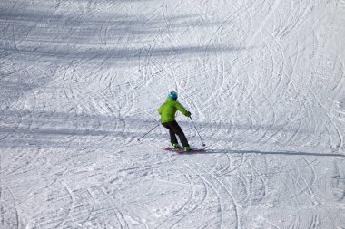 Kayakçı, güneşli kış günlerinde kayak virajlarıyla karlı kayak yamacına iniyor. Kafkas Dağları. Hatsvali, Gürcistan 'ın Svaneti bölgesi.