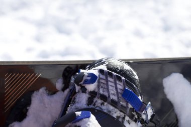 Kayak pistinde kayak tahtası ve bot. Yakın çekim görünümü.