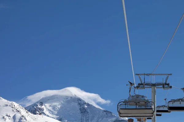 Güneşli Bir Günde Karlı Dağlarda Sandalye Kaldırmak Kışın Kafkas Dağları — Stok fotoğraf