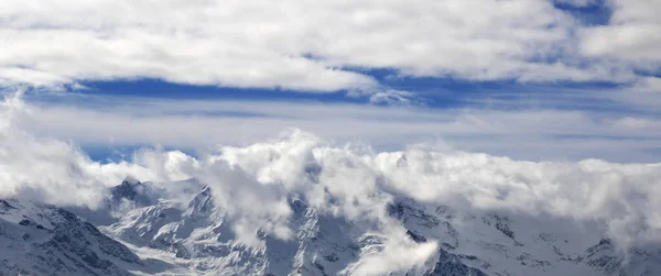 Panoramisch Uitzicht Besneeuwde Winterbergen Wolken Zonnige Dag Kaukasus Bergen Regio — Stockfoto