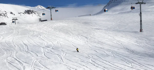 Skiërs Afdaling Skipiste Met Sporen Van Ski Snowboards Gondellift Mooie — Stockfoto