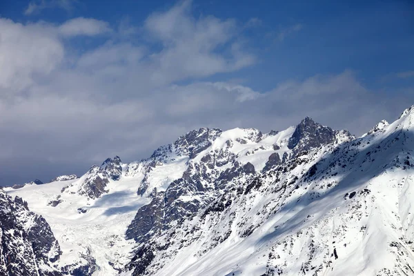 Güneşli Bir Günde Buzlu Bulutlu Mavi Gökyüzü Ile Karlı Dağları — Stok fotoğraf