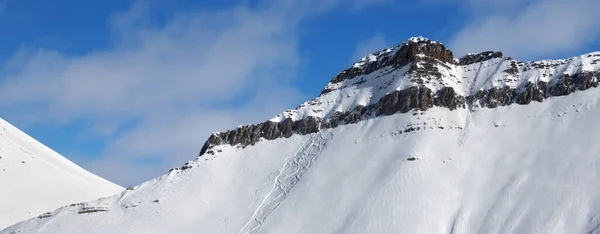 Panoramatický Výhled Sjezdovku Stopami Lyží Snowboardů Lavin Kavkazské Hory Slunném — Stock fotografie