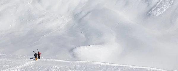 スキー スノーボード 雪崩の痕跡を持つ彼の肩とオフゲレンデで2人のスキーヤー コーカサス山脈太陽の寒い冬の日 ジョージア州 地域グドーリ パノラマビュー — ストック写真