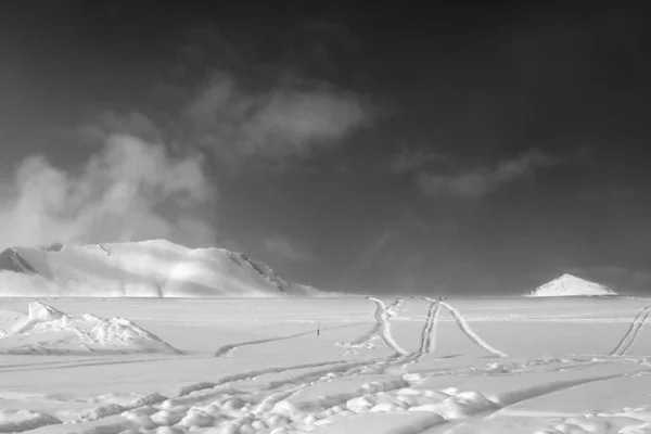 滑雪场外的滑雪场 新下的雪 雪地上的痕迹 雪地后的雪板 高加索山脉在冬日黄昏的雾气中 格鲁吉亚 古道里地区 黑白色调的风景 — 图库照片
