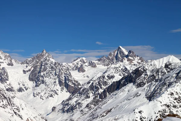 Klippiga Bergstoppar Snö Och Vacker Blå Himmel Solens Vinterdag Kaukasus — Stockfoto