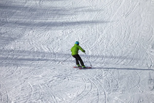 Descida Esquiador Pista Esqui Nevado Com Curvas Esquis Dia Ensolarado — Fotografia de Stock