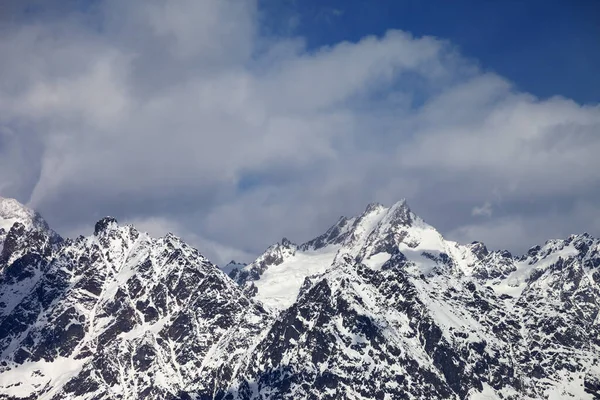 Güneşli Kış Gününde Bulutların Içinde Karlı Kaya Dağları Kafkas Dağları — Stok fotoğraf