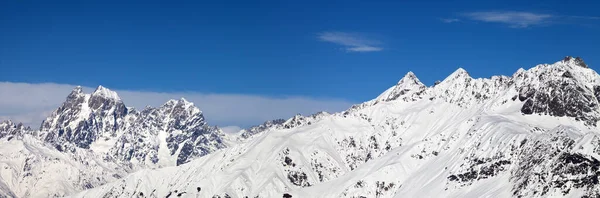 Panoramisch Uitzicht Besneeuwde Zonneschijn Bergen Blauwe Lucht Zonnige Winterdag Kaukasus — Stockfoto