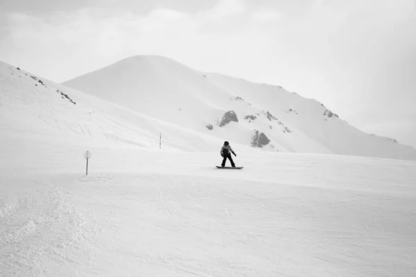 Descida Snowboarder Pista Esqui Nevado Montanhas Nevoeiro Dia Inverno Cinza — Fotografia de Stock