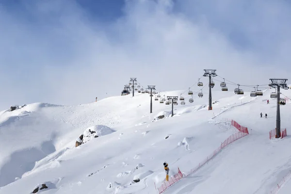 Snöig Skidbacke Och Skidlift Skidorten Solig Vinterkväll Kaukasus Shahdagh Azerbajdzjan — Stockfoto