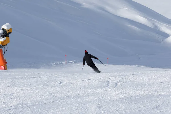 Skiër Afdaling Besneeuwde Skipiste Met Sneeuwkanon Zonnige Winterdag Kaukasus Shahdagh — Stockfoto