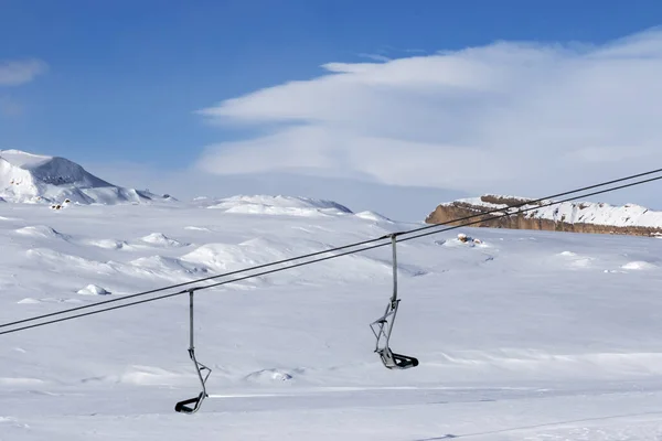 Declive Nevado Cadeira Lift Céu Azul Com Nuvens Dia Inverno — Fotografia de Stock