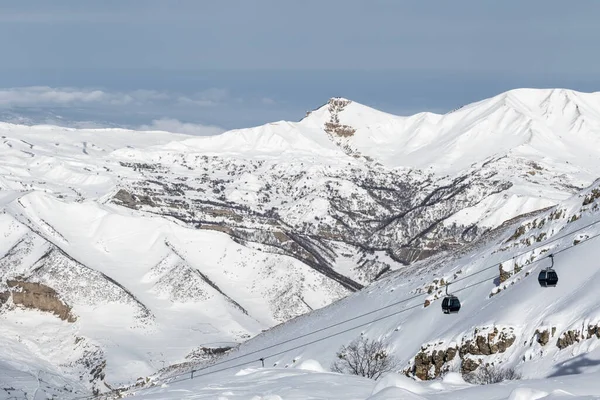 Śnieżne Góry Gondola Ośrodku Narciarskim Słoneczny Zimowy Dzień Kaukaz Shahdagh — Zdjęcie stockowe