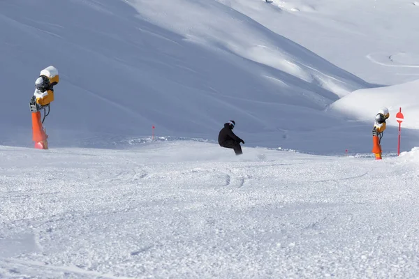 Descida Snowboarder Pista Esqui Nevado Com Canhões Neve Dia Inverno — Fotografia de Stock