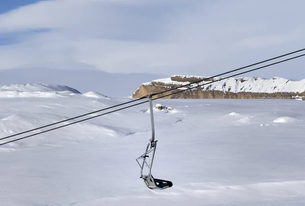 Verschneiter Hang Sessellift Und Wolkenverhangener Himmel Kalten Wintertagen Kaukasus Shahdagh — Stockfoto