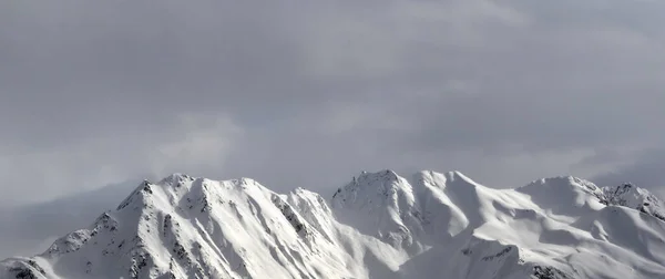 Панорамный Вид Вечерние Снежные Солнечные Горы Серое Небо Кавказские Горы — стоковое фото