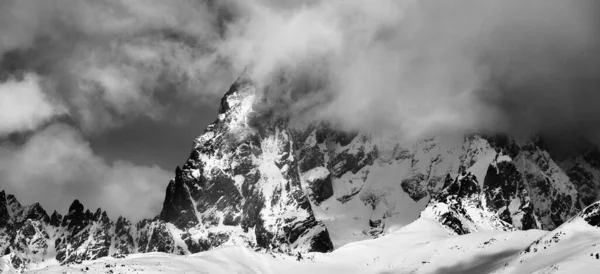 Schwarz Weißer Blick Auf Verschneite Berge Nebel Sonnigen Wintertag Vor — Stockfoto